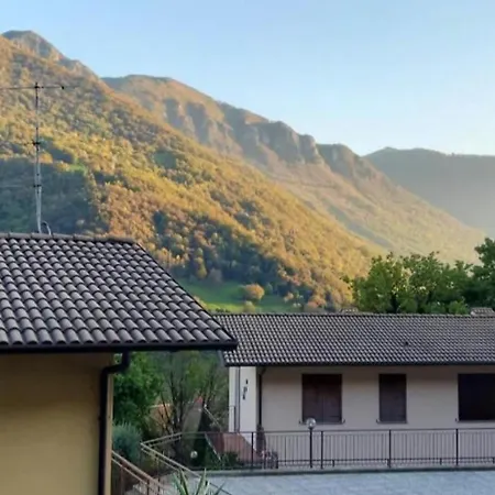 Lakefront With Panoramic Pool