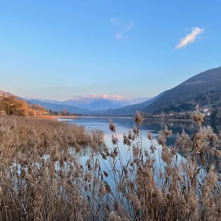 Apartmán Lakefront With Panoramic Pool *
