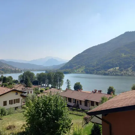 Lakefront With Panoramic Pool Apartmán