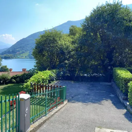 Lakefront With Panoramic Pool Apartmán *